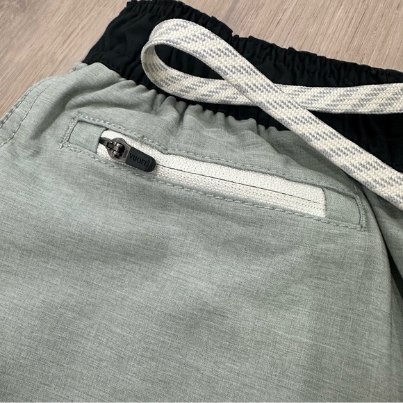 Vuori Peloton Men’s banks shorts Medium blue  green stripe - Picture 8 of 8